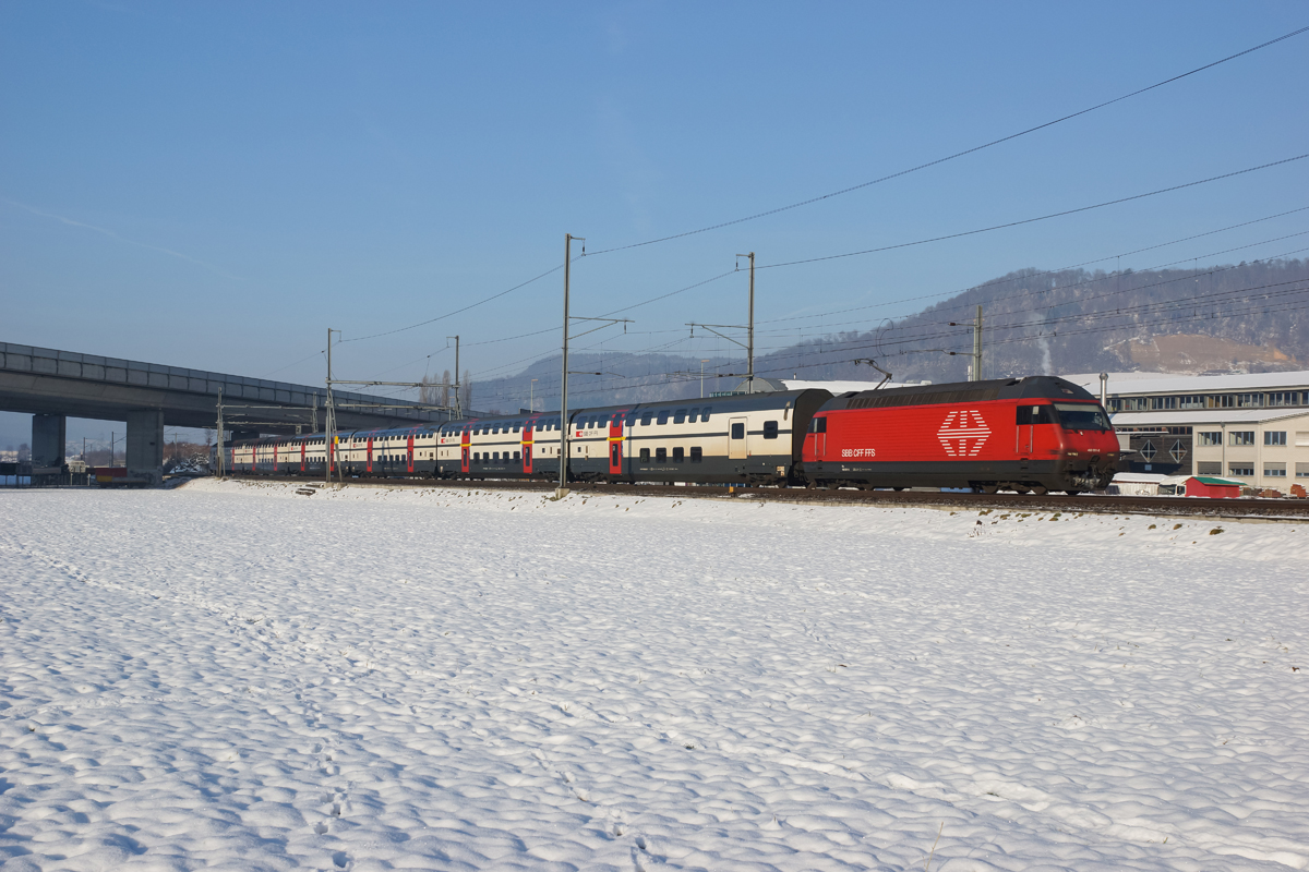 Re 460 051-6 zieht am 01.01.2015 den IR 2467 von Basel Richtung Luzern, aufgenommen eingangs von Sissach.