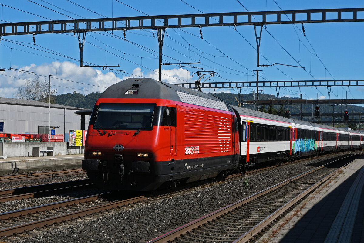 Re 460 052-4 durchfährt am 15.09.2025 den Bahnhof Rothrist.
