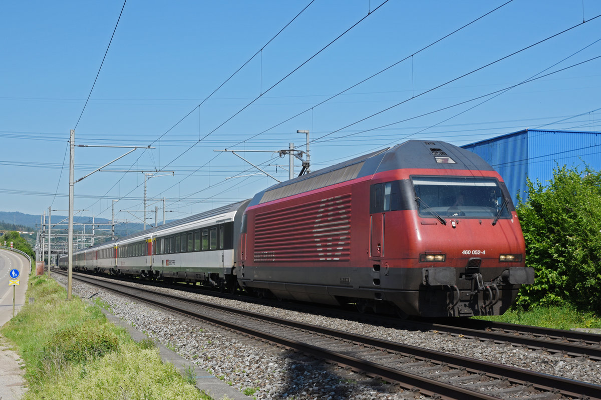 Re 460 052-4 fährt Richtung Bahnhof Itingen. Die Aufnahme stammt vom 19.05.2020.