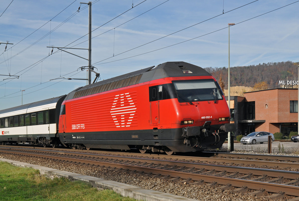 Re 460 052-4 fährt Richtung Bahnhof Sissach. Die Aufnahme stammt vom 16.11.2015.