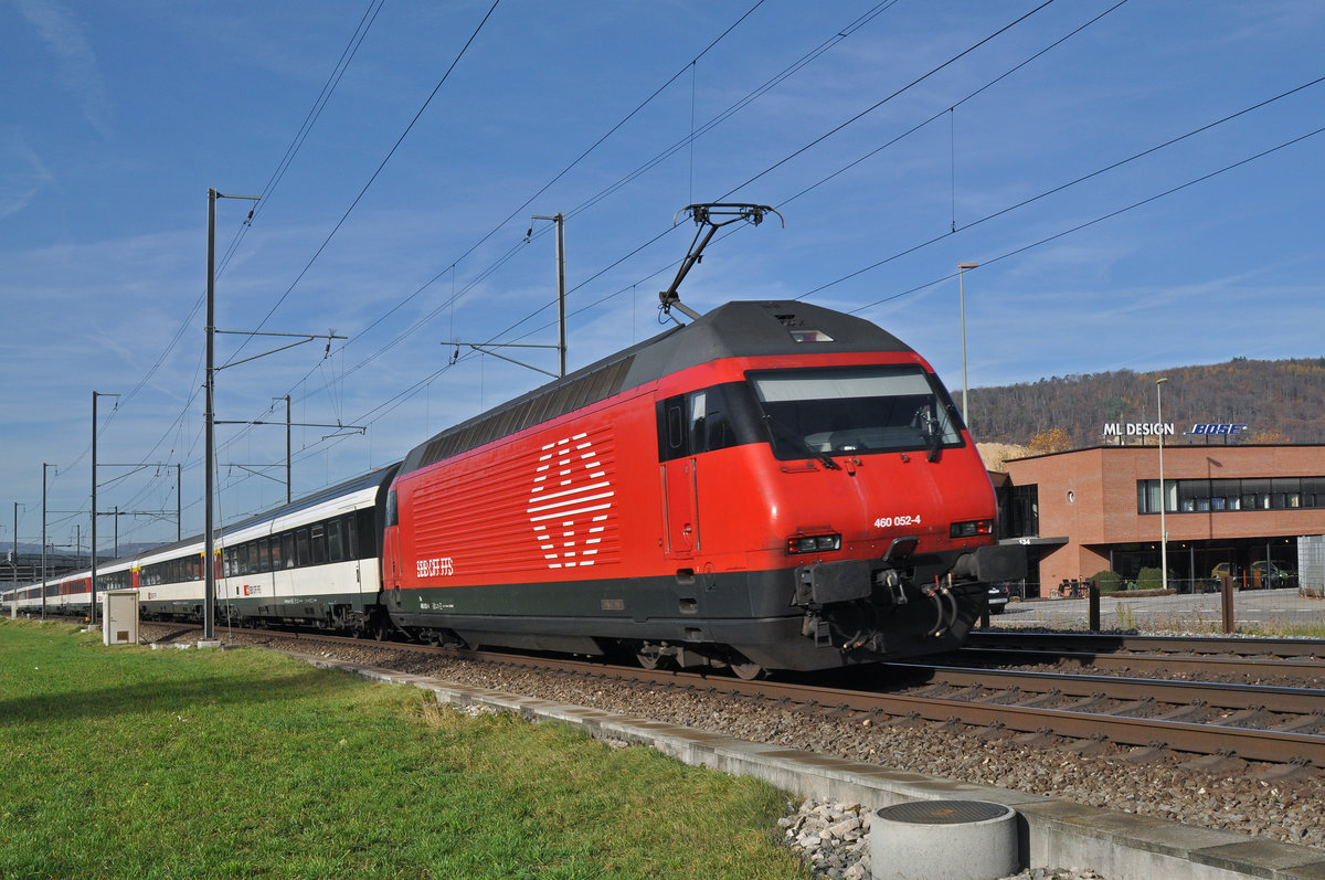 Re 460 052-4 hat soeben den Bahnhof Sissach durchfahren. Die Aufnahme stammt vom 16.11.2015.