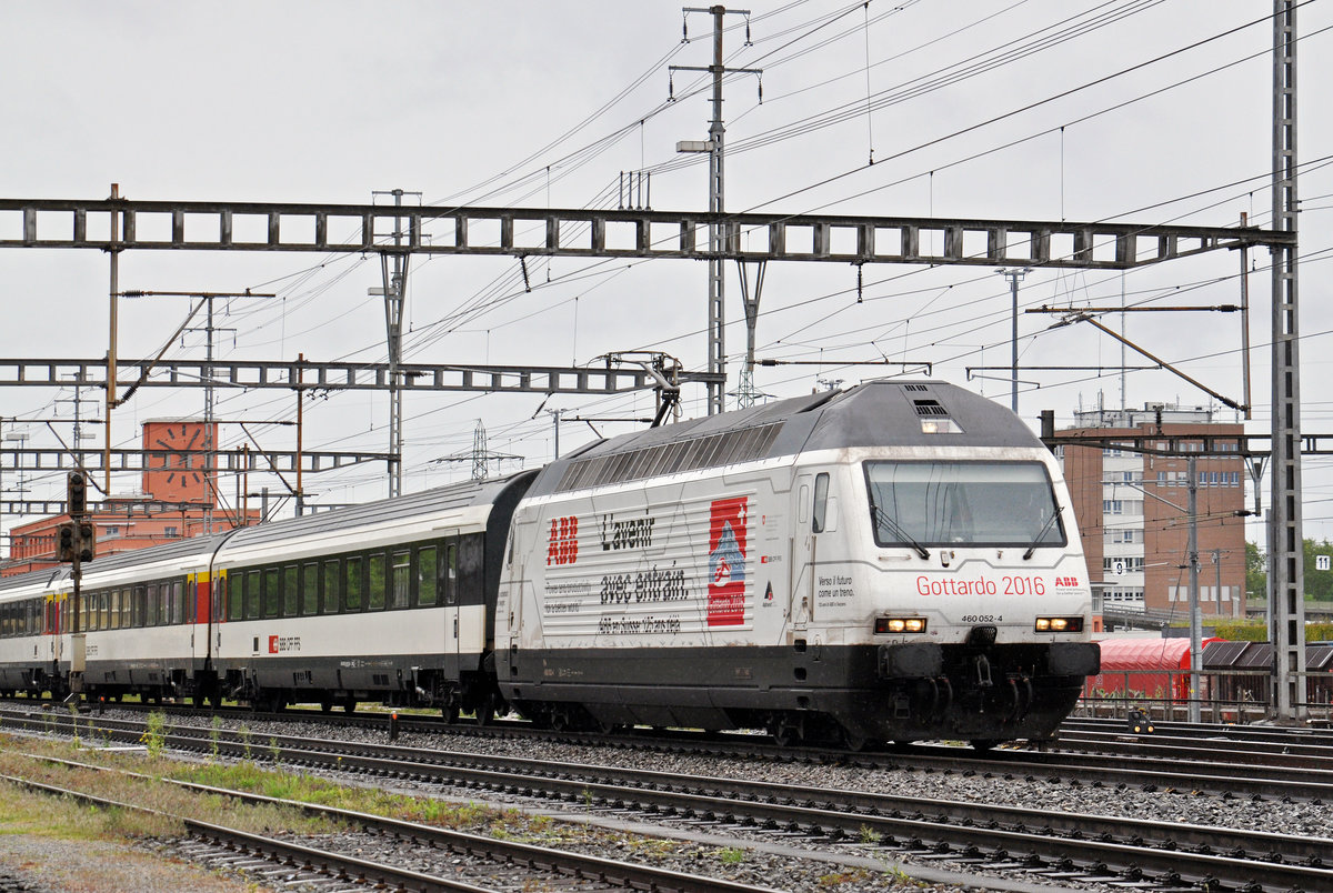 Re 460 052-4, mit der ABB/Gottardo 2016 Werbung, durchfährt bei regnerischem Wetter den Bahnhof Muttenz. Die Aufnahme stammt vom 01.05.2017.