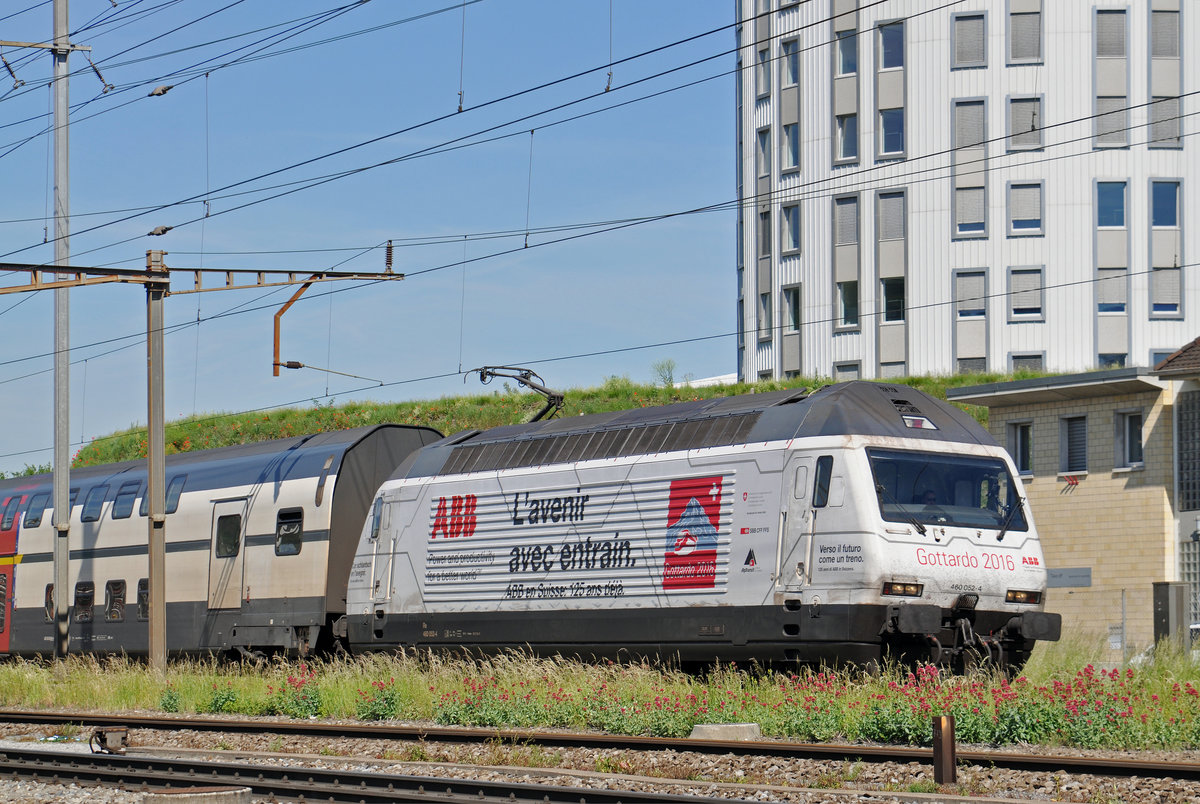 Re 460 052-4, mit der ABB/Gottardo 2016 Werbung, durchfährt den Bahnhof Pratteln. Die Aufnahme stammt vom 22.05.2017.