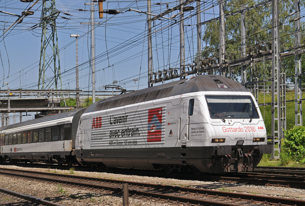 Re 460 052-4, mit der ABB/Gottardo 2016 Werbung, durchfährt den Bahnhof Muttenz. Die Aufnahme stammt vom 10.06.2016.