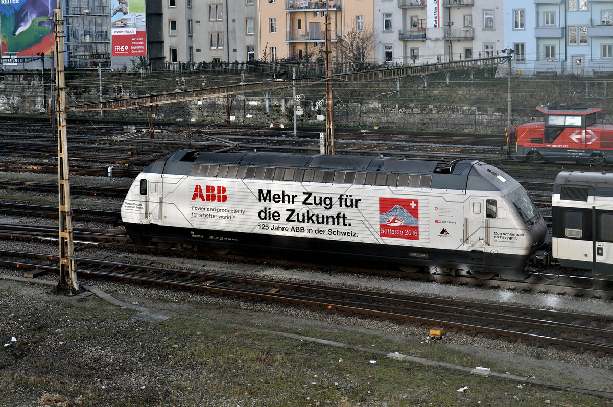Re 460 052-4, mit einer ABB/Gottardo 2016 Werbung, föhrt beim Bahnhof SBB ein. Die Aufnahme stammt vom 08.12.2016.