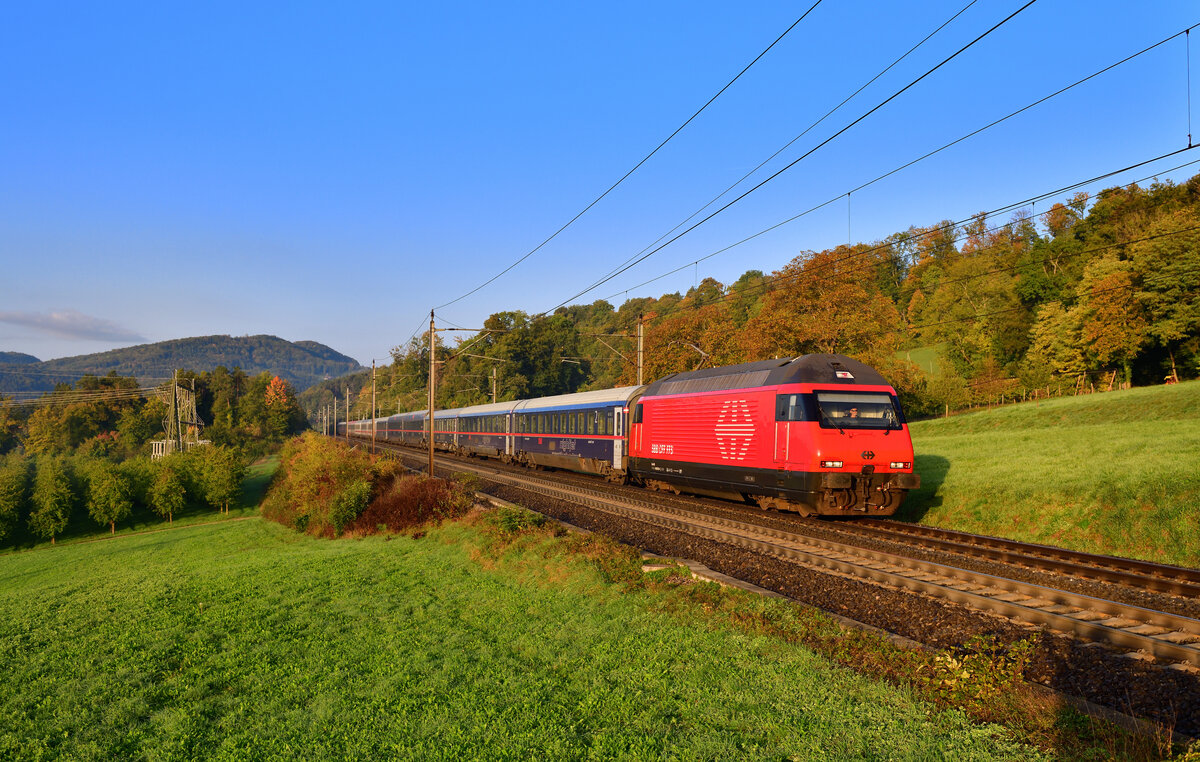 Re 460 052 mit einem NJ am 06.10.2022 bei Umiken.