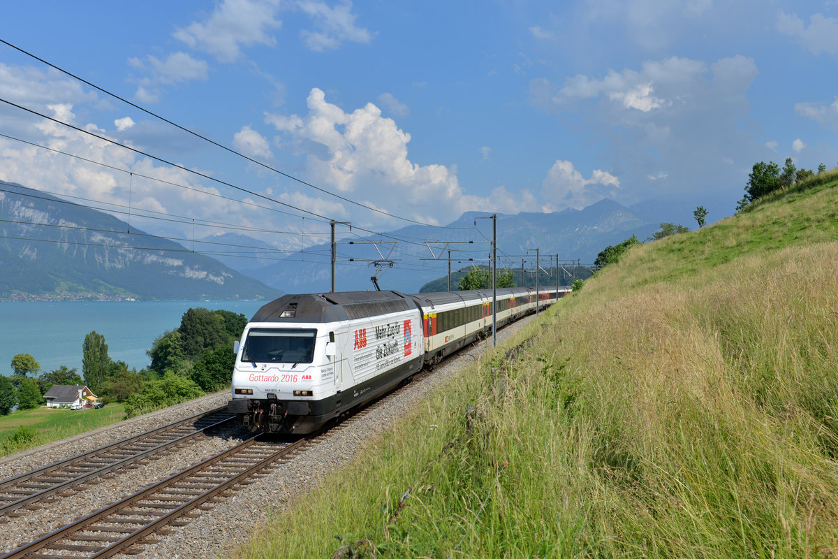 Re 460 052 mit einem IC nach Basel am 24.06.2016 bei Einigen. 