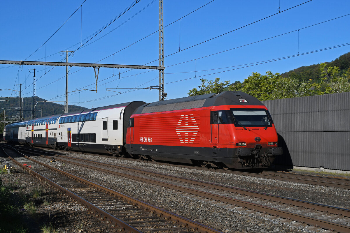 Re 460 053-2 durchfährt am 20.09.2023 den Bahnhof Gelterkinden.