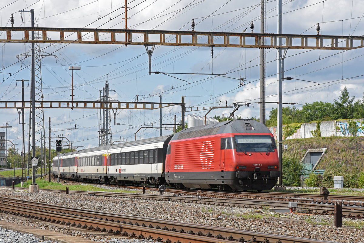 Re 460 053-2 durchfährt den Bahnhof Pratteln. Die Aufnahme stammt vom 09.09.2019.