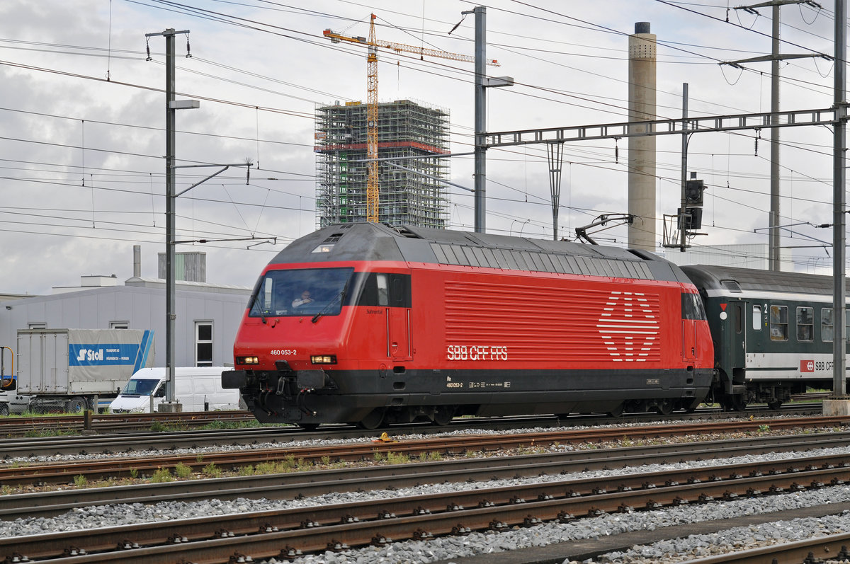 Re 460 053-2 durchfährt den Bahnhof Pratteln. Die Aufnahme stammt vom 07.11.2016.