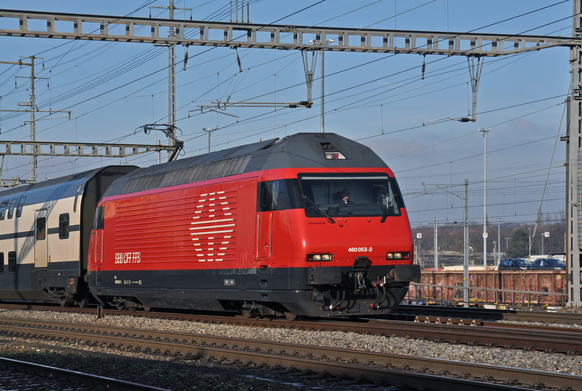Re 460 053-2 durchfährt den Bahnhof Muttenz. Die Aufnahme stammt vom 07.12.2016.