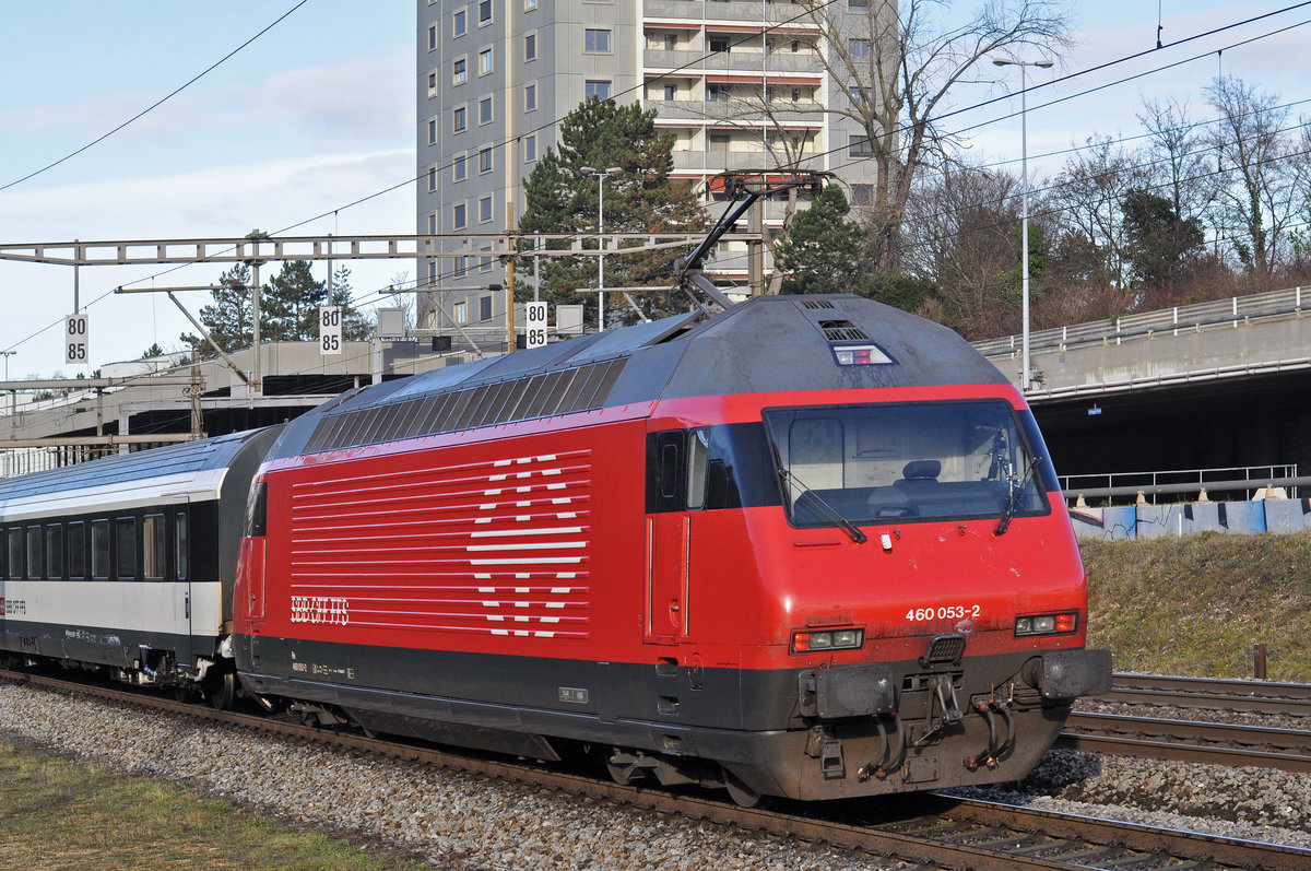 Re 460 053-2 fährt Richtung Bahnhof SBB. Die Aufnahme stammt vom 01.12.2017.