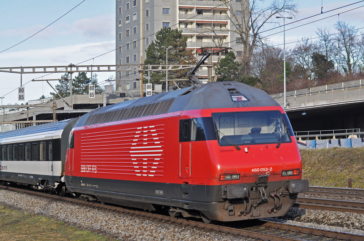 Re 460 053-2 fährt Richtung Bahnhof SBB. Die Aufnahme stammt vom 01.12.2017.