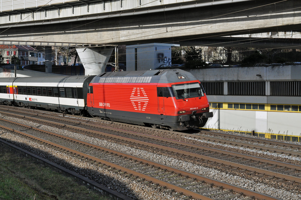 Re 460 053-2 fährt Richtung Bahnhof Muttenz. Die Aufnahme stammt vom 02.01.2018.