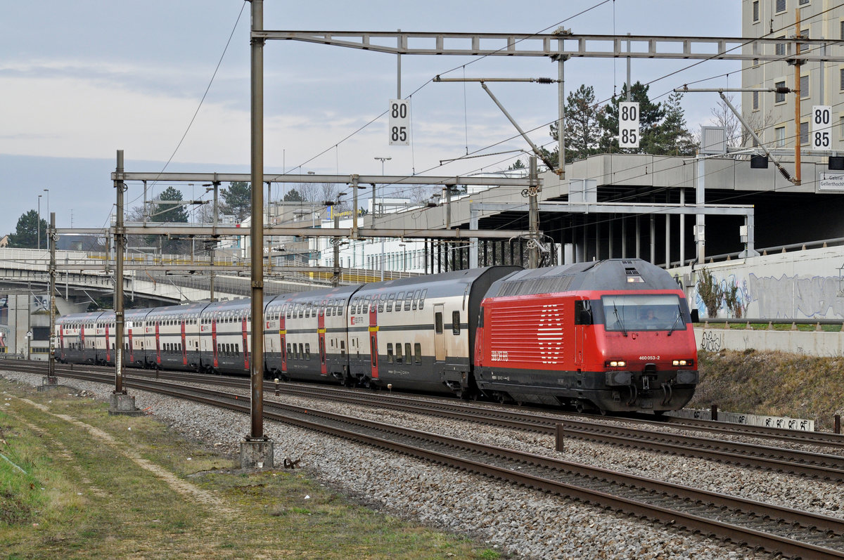 Re 460 053-2 fährt Richtung Bahnhof Muttenz. Die Aufnahme stammt vom 15.01.2018.