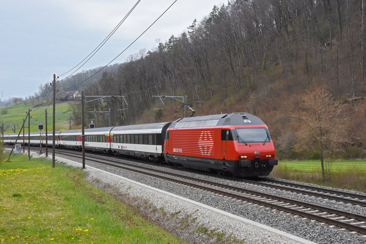 Re 460 053-2 fährt Richtung Bahnhof Tecknau. Die Aufnahme stammt vom 19.04.2021.