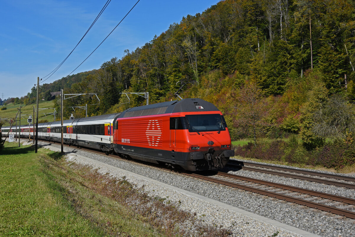 Re 460 053-2 fährt Richtung Bahnhof Gelterkinden. Die Aufnahme stammt vom 18.10.2021.