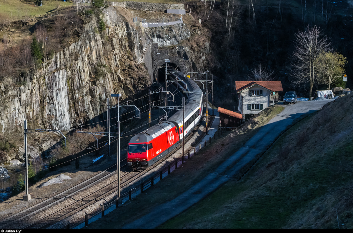 Re 460 053 durchfährt am 26. März 2016 mit IR 2430 im letzten Sonnenlicht die Wattingerkurve bei Wassen. Nur am Wochenende wird am Gotthard in der diesjährigen Fahrplanperiode noch ein Zugpaar mit Re 460 geführt, die restlichen InterRegio sind fest in der Hand der Re 4/4 II.