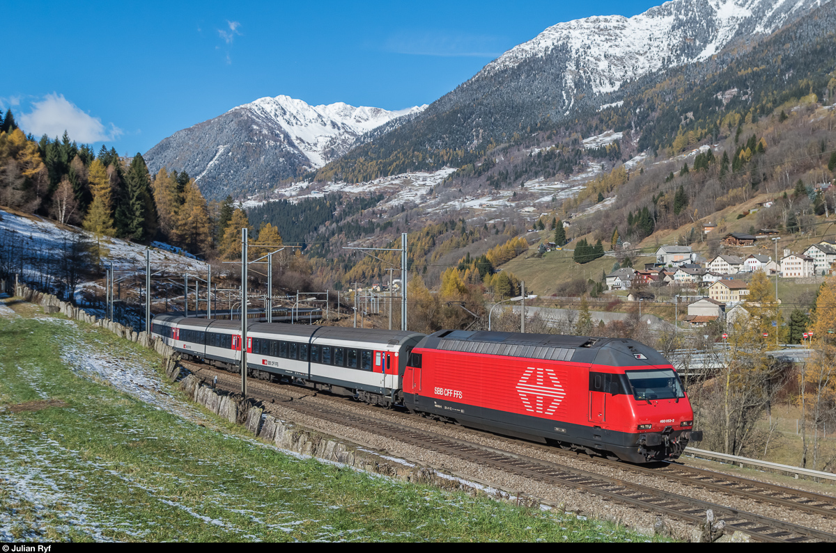 Re 460 053 fährt am 12. November 2016 mit einem IR nach Locarno bei Varenzo die Gotthard-Südrampe hinunter. 