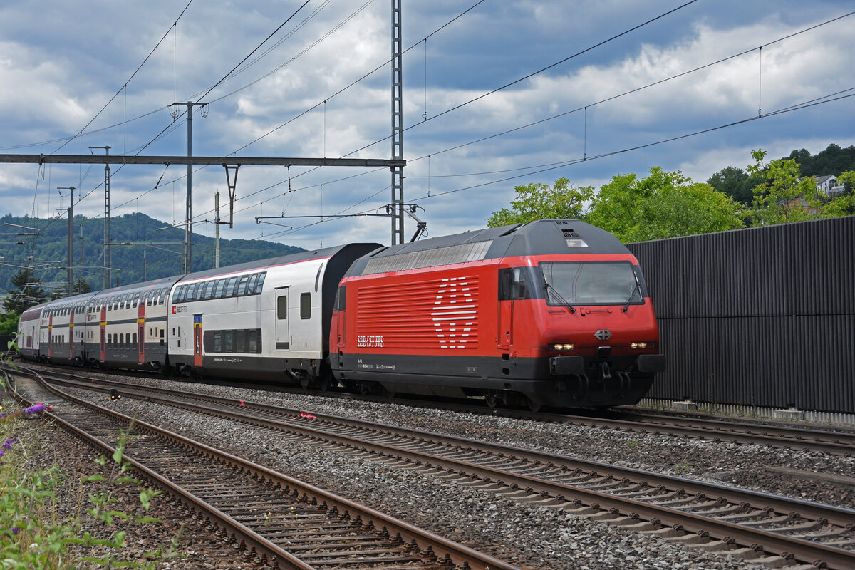 Re 460 054-0 durchfährt am 07.07.2022 den Bahnhof Gelterkinden.