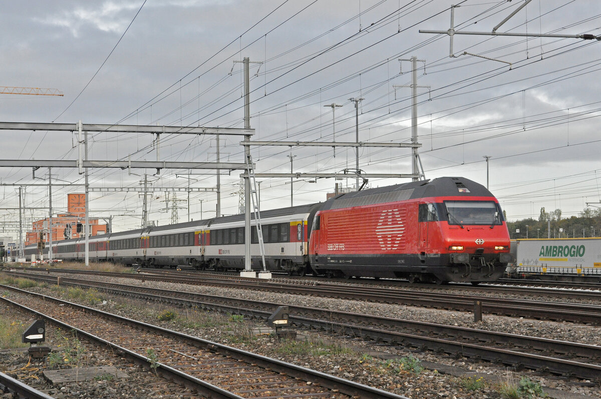 Re 460 054-0 durchfährt am 02.11.2022 den Bahnhof Pratteln.