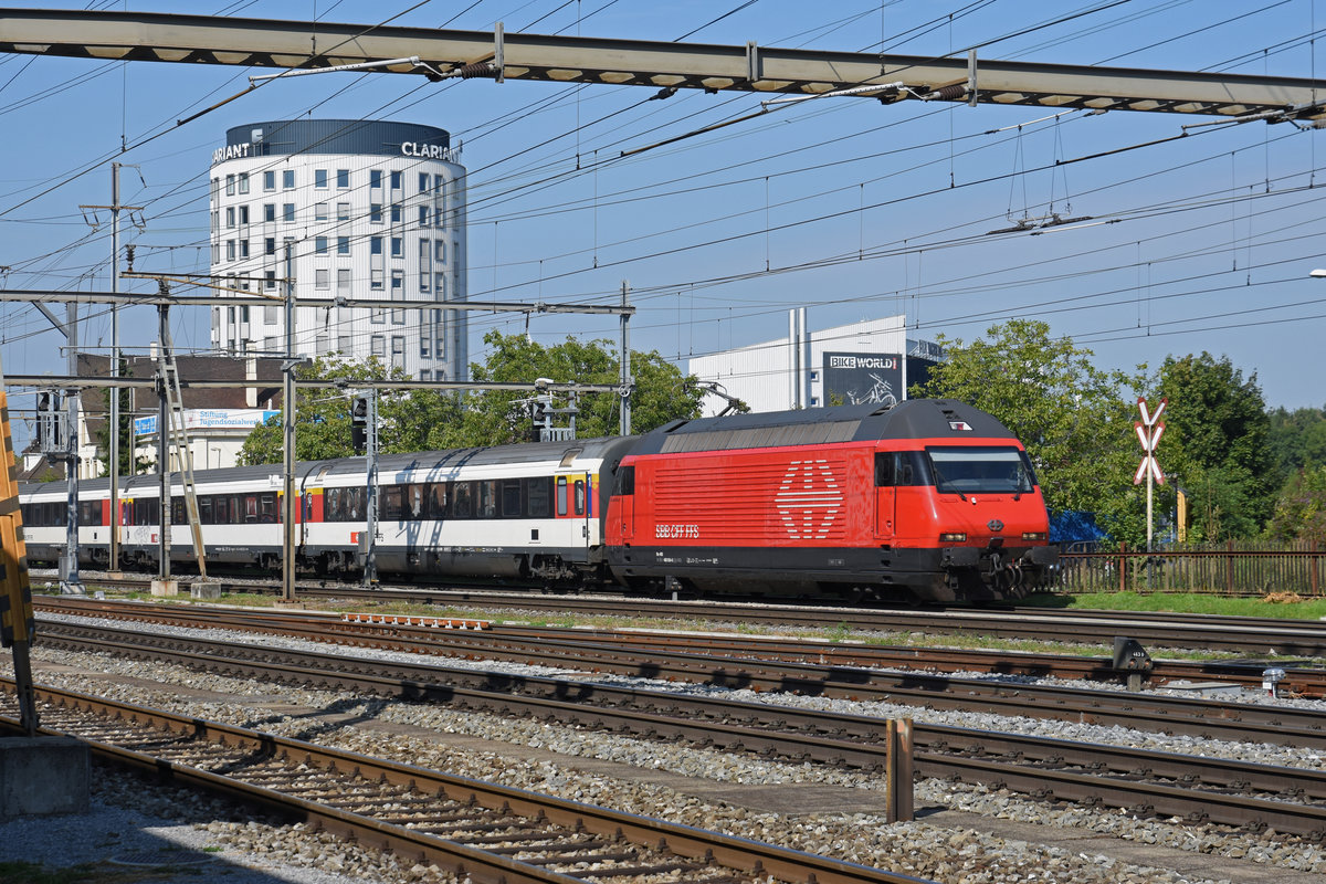 Re 460 054-0 durchfährt den Bahnhof Pratteln. Die Aufnahme stammt vom 11.09.2019.