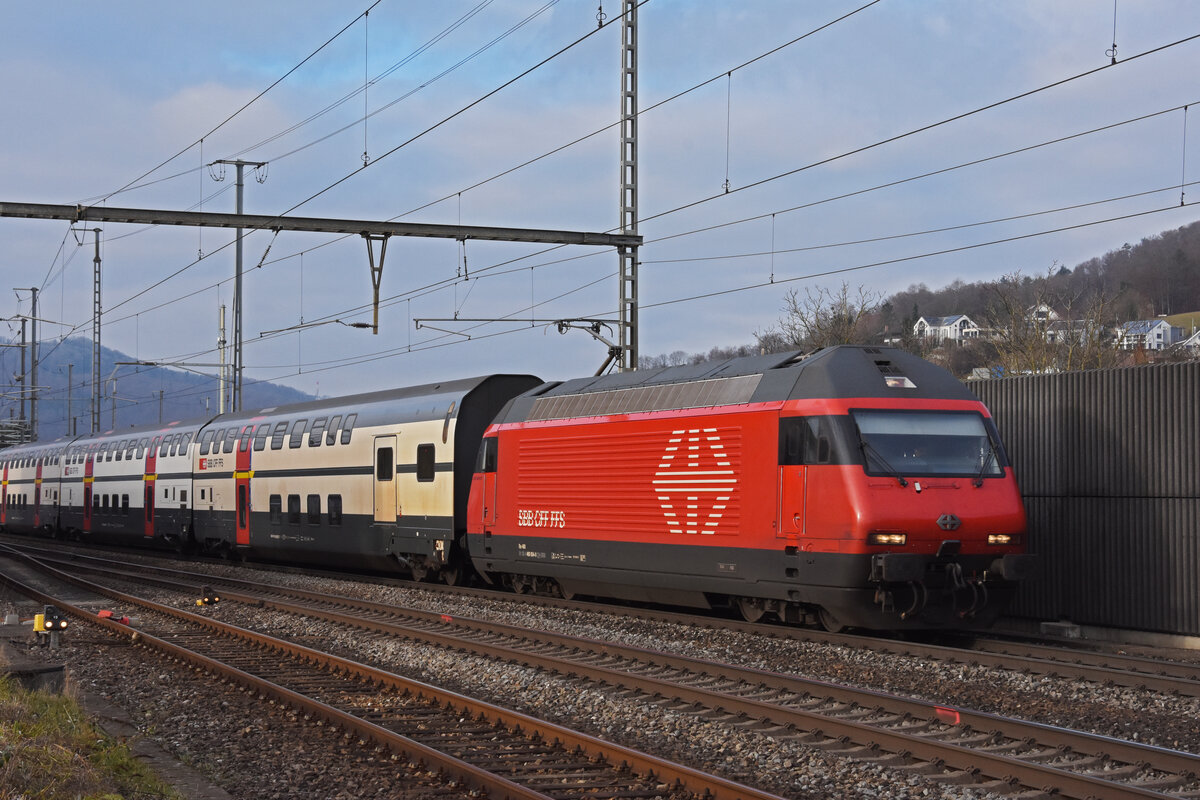 Re 460 054-0 durchfährt den Bahnhof Gelterkinden. Die Aufnahme stammt vom 20.12.2021.