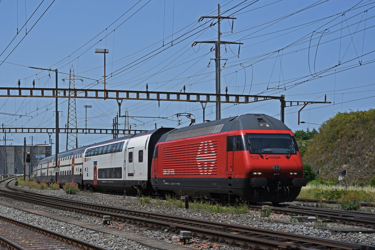 Re 460 054-0 durchfährt den Bahnhof Pratteln. Die Aufnahme stammt vom 18.06.2022.