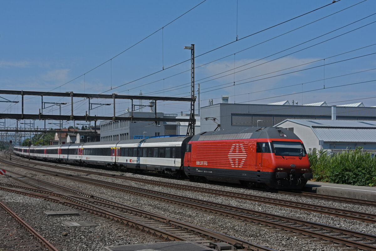 Re 460 054-0 durchfährt den Bahnhof Rupperswil. Die Aufnahme stammt vom 25.07.2022.