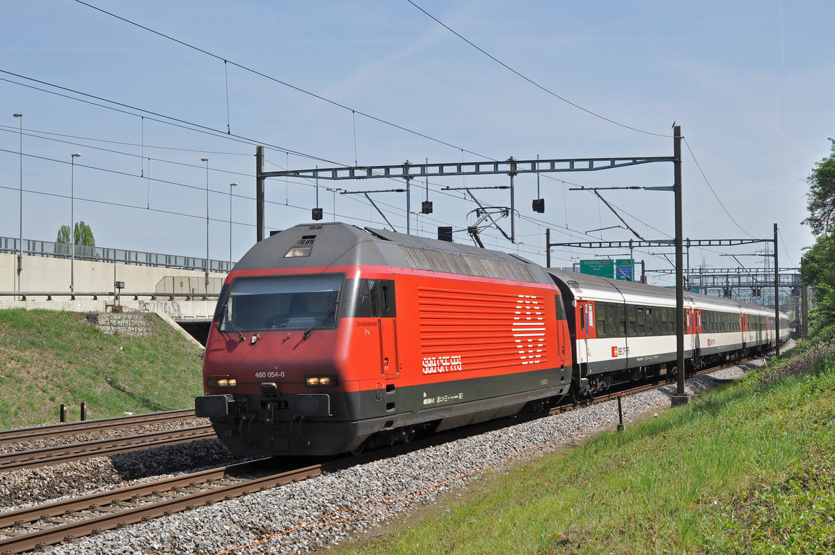 Re 460 054-0 fährt Richtung Bahnhof Muttenz. Die Aufnahme stammt vom 20.04.2018.