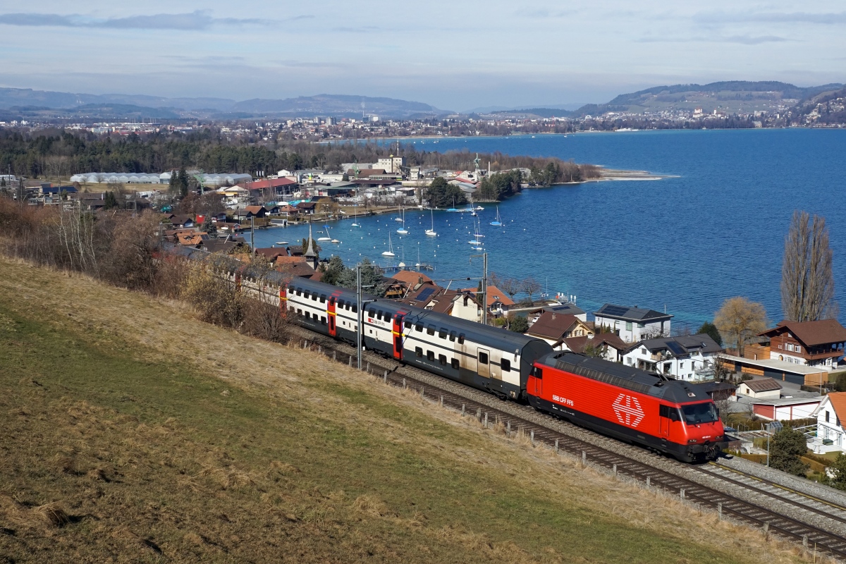 Re 460 054-0 zieht am 20.02.2017 den IC 814 dem Thunersee entlang Richtung Spiez. Das Bild wurde bei Einigen aufgenommen.