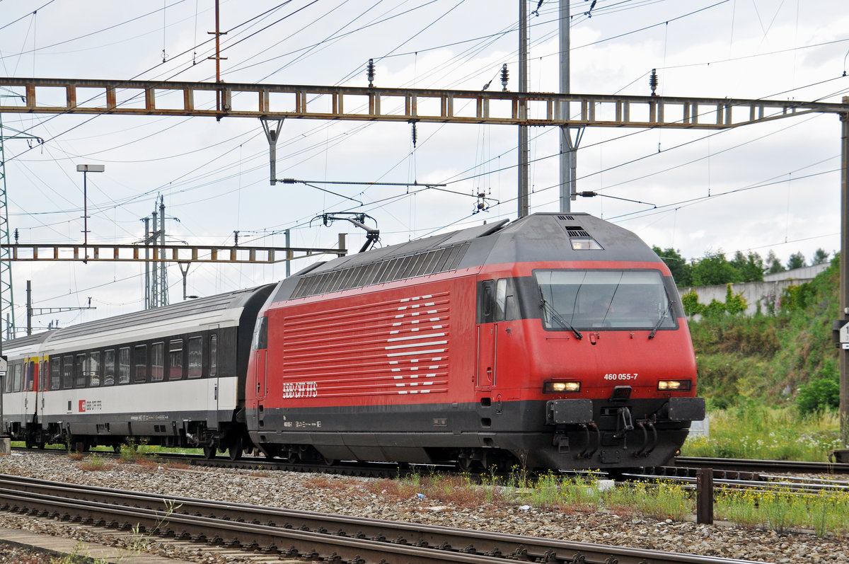 Re 460 055-7 durchfährt den Bahnhof Pratteln. Die Aufnahme stammt vom 29.06.2016.