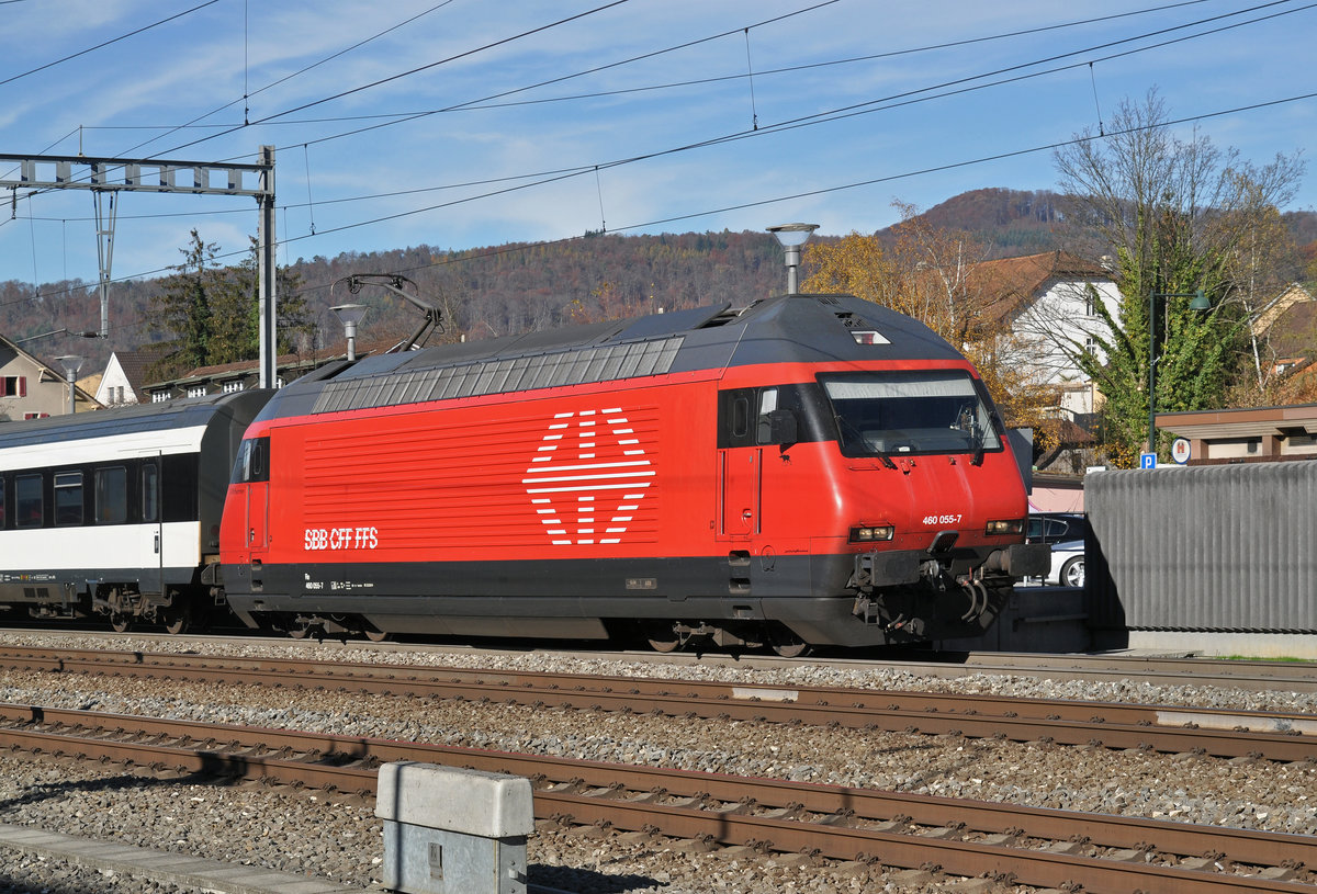 Re 460 055-7, durchfährt den Bahnhof Sissach. Die Aufnahme stammt vom 06.11.2015.