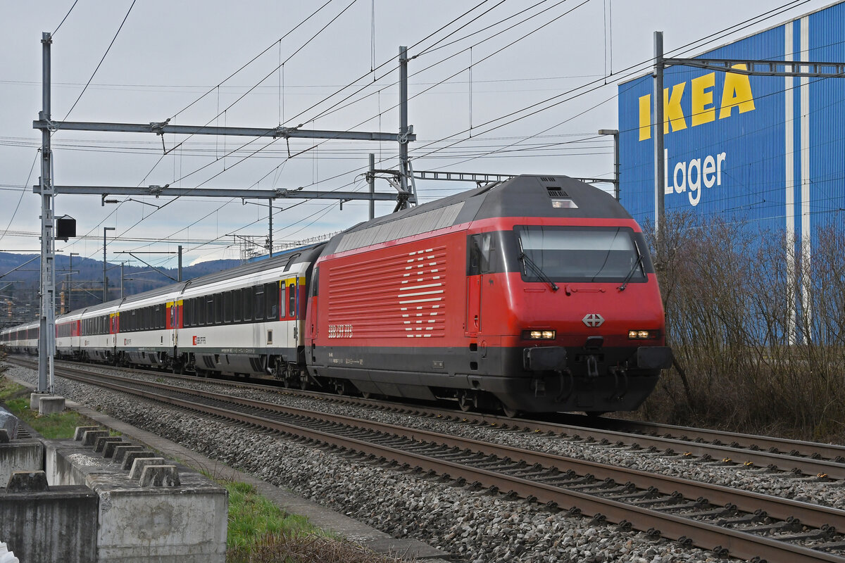 Re 460 055-7 fährt am 26.02.2024 Richtung Station Itingen.