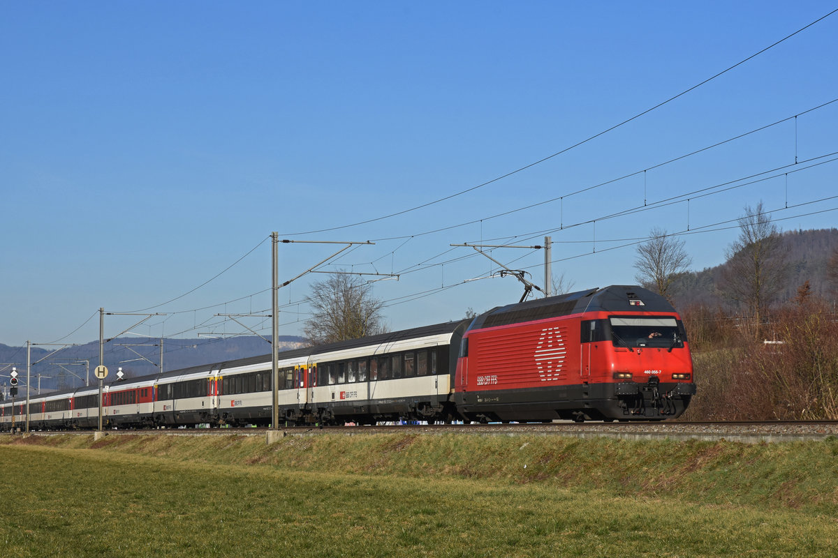 Re 460 055-7 fährt Richtung Bahnhof Sissach. Die Aufnahme stammt vom 27.02.2019.