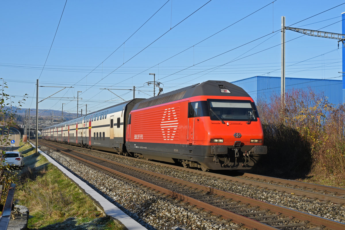 Re 460 055-7 fährt Richtung Bahnhof Itingen. Die Aufnahme stammt vom 03.12.2019.