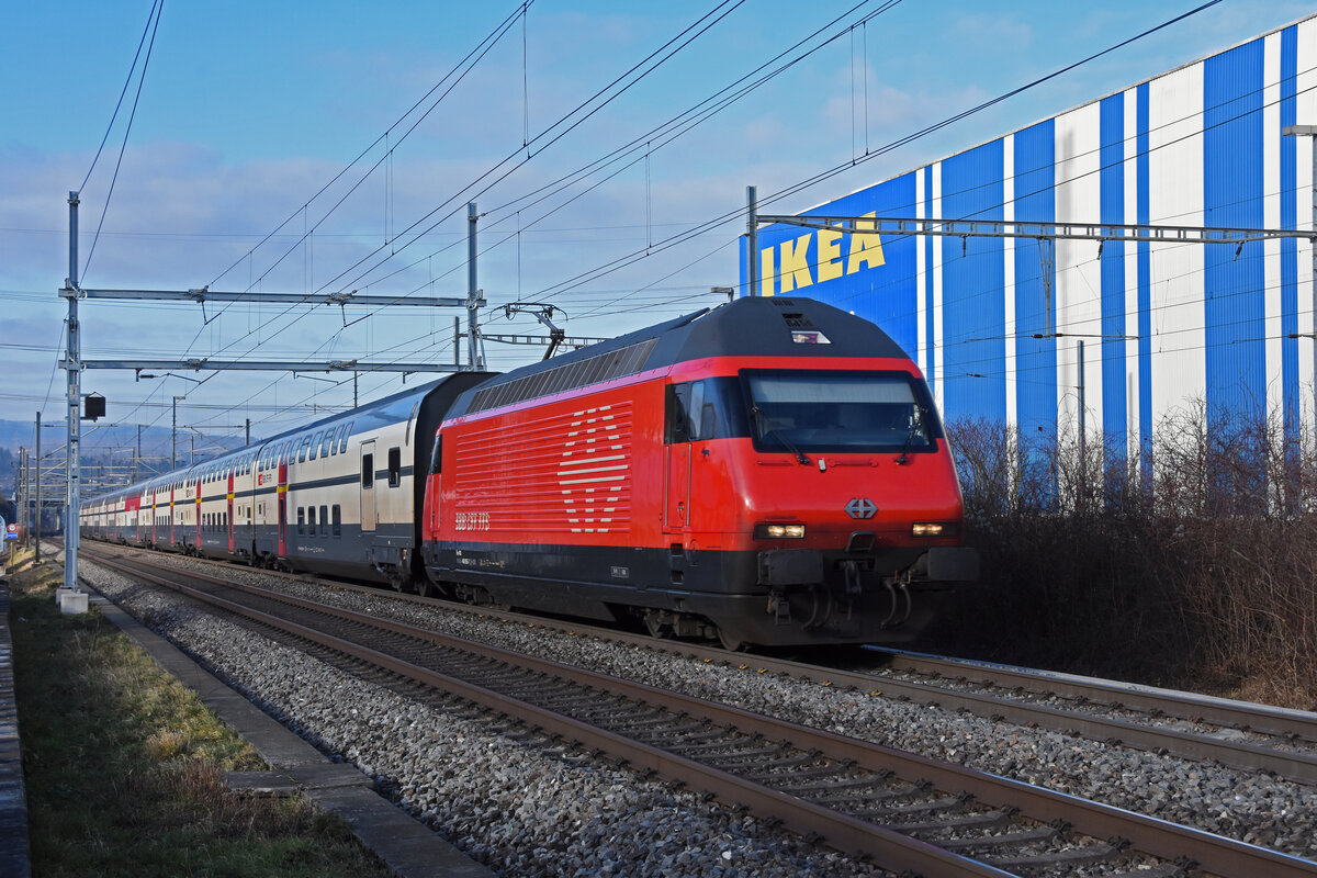Re 460 055-7 fährt Richtung Bahnhof Itingen. Die Aufnahme stammt vom 20.12.2021.