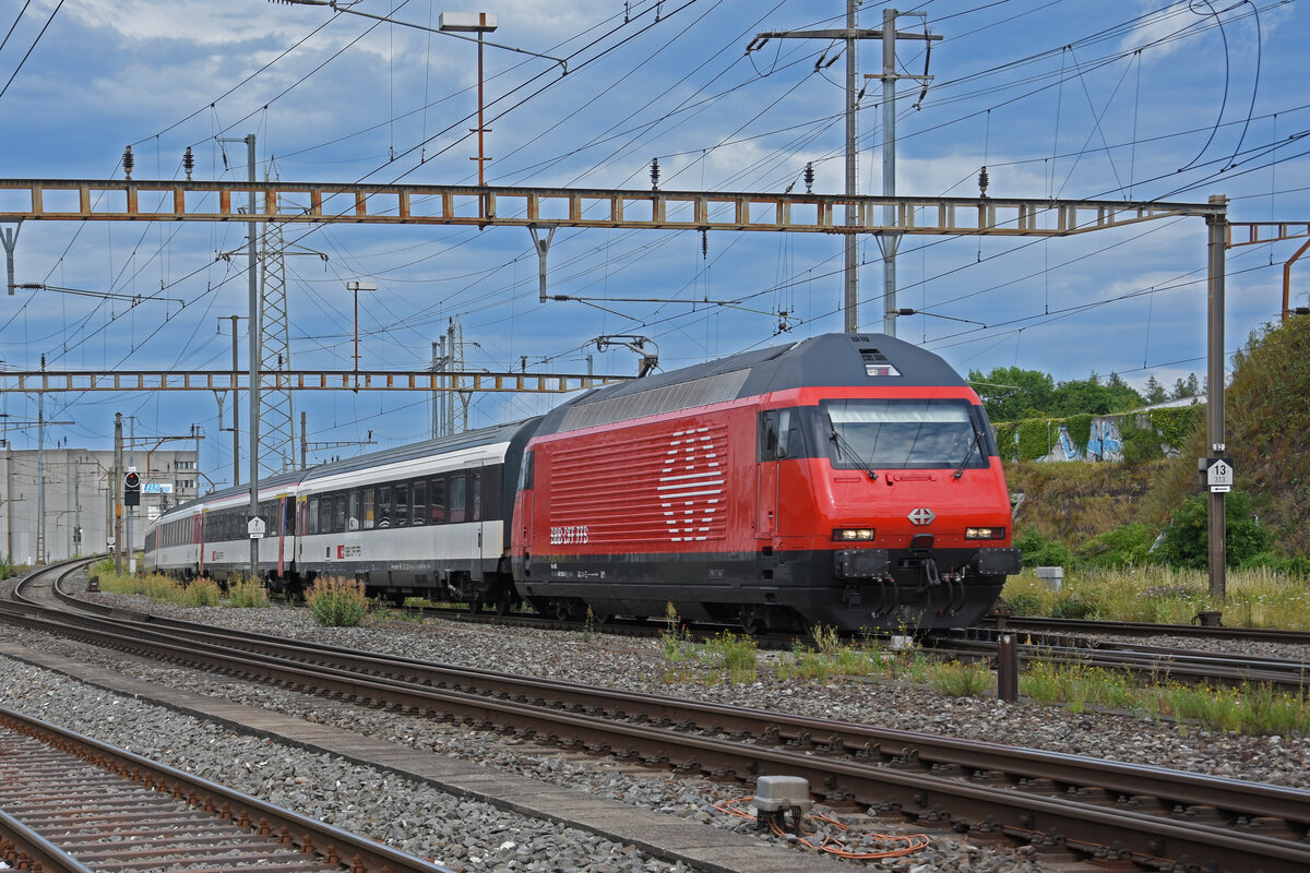 Re 460 056-5 durchfährt am 24.06.2022 den Bahnhof Pratteln.