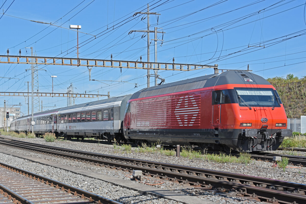 Re 460 056-5 durchfährt am 25.06.2022 den Bahnhof Pratteln.