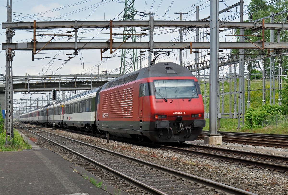 Re 460 056-5 durchfährt den Bahnhof Muttenz. Die Aufnahme stammt vom 23.05.2015.