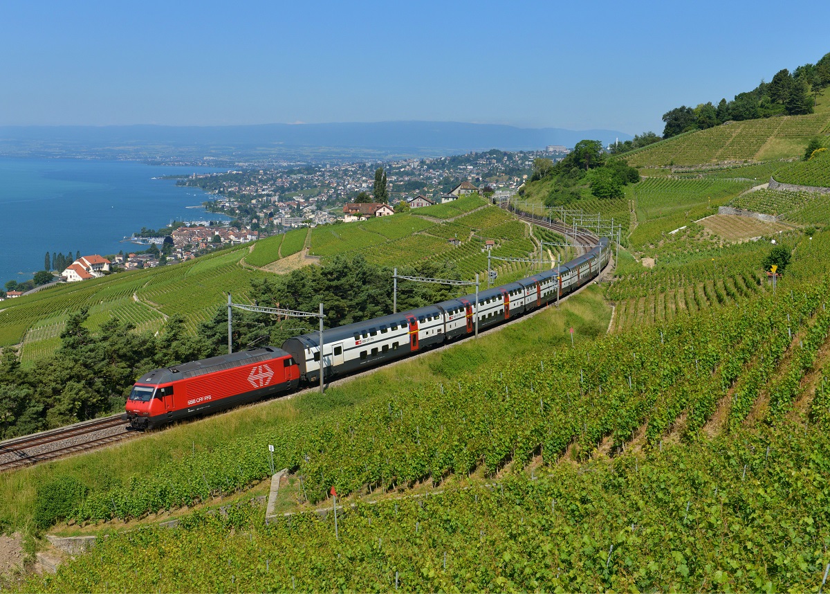 Re 460 056 mit einem IR nach Luzern am 16.06.2014 bei Grandvaux.