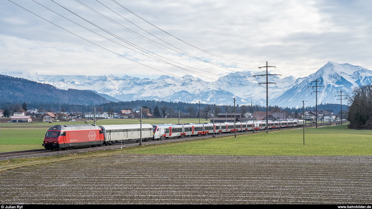 Re 460 056 mit FLIRT UK Class 745 für Greater Anglia auf Testfahrt am 20. Januar 2019 im Aaretal bei Kiesen.