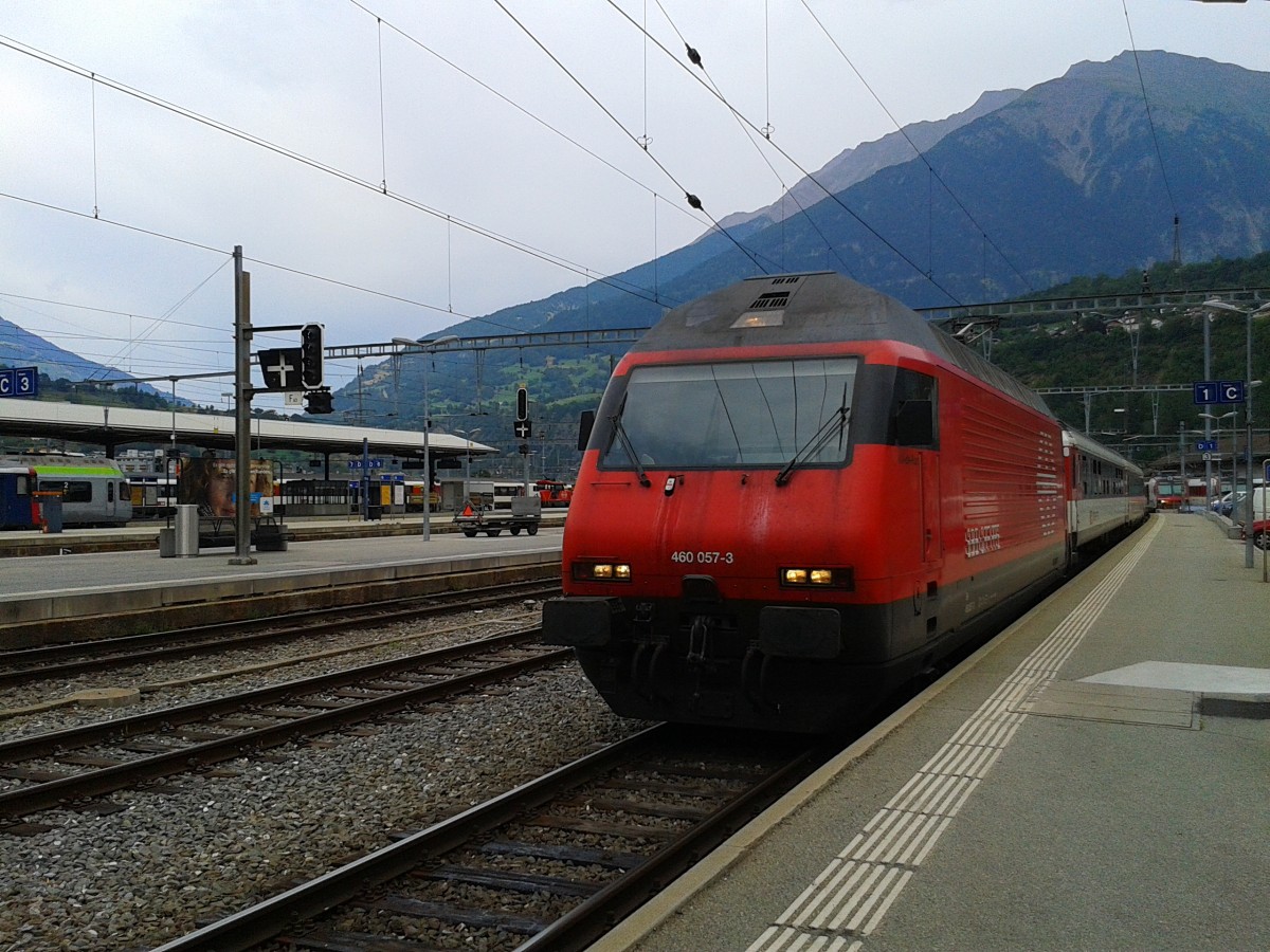 Re 460 057-3 beim bereitstellen des IR 1732 (Brig - Lausanne - Genève-Aéroport) am 22.7.2015 in Brig.