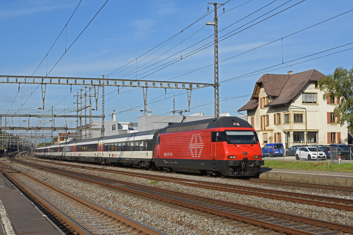 Re 460 057-3 durchfährt den Bahnhof Rupperswil. Die Aufnahme stammt vom 10.09.2019.