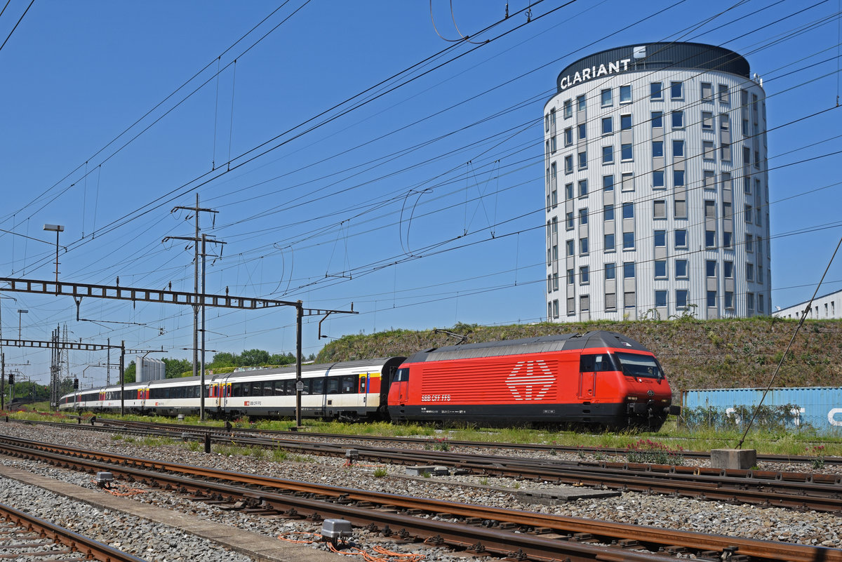 Re 460 057-3 durchfährt den Bahnhof Pratteln. Die Aufnahme stammt vom 18.05.2020.