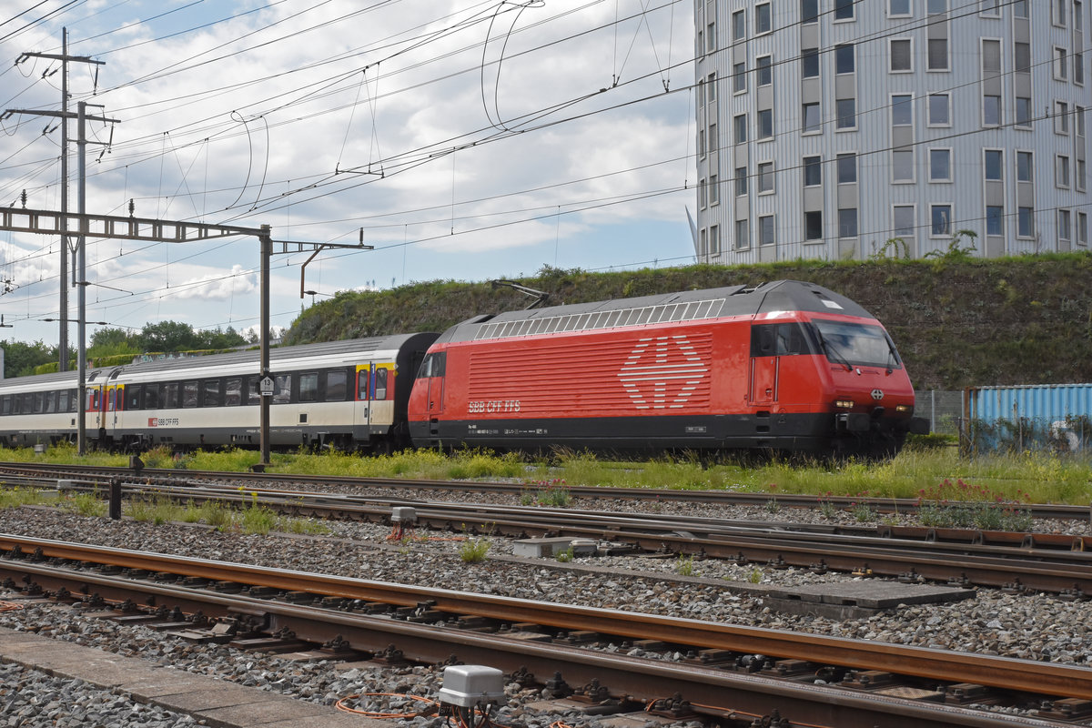 Re 460 057-3 durchfährt den Bahnhof Pratteln. Die Aufnahme stammt vom25.05.2020.