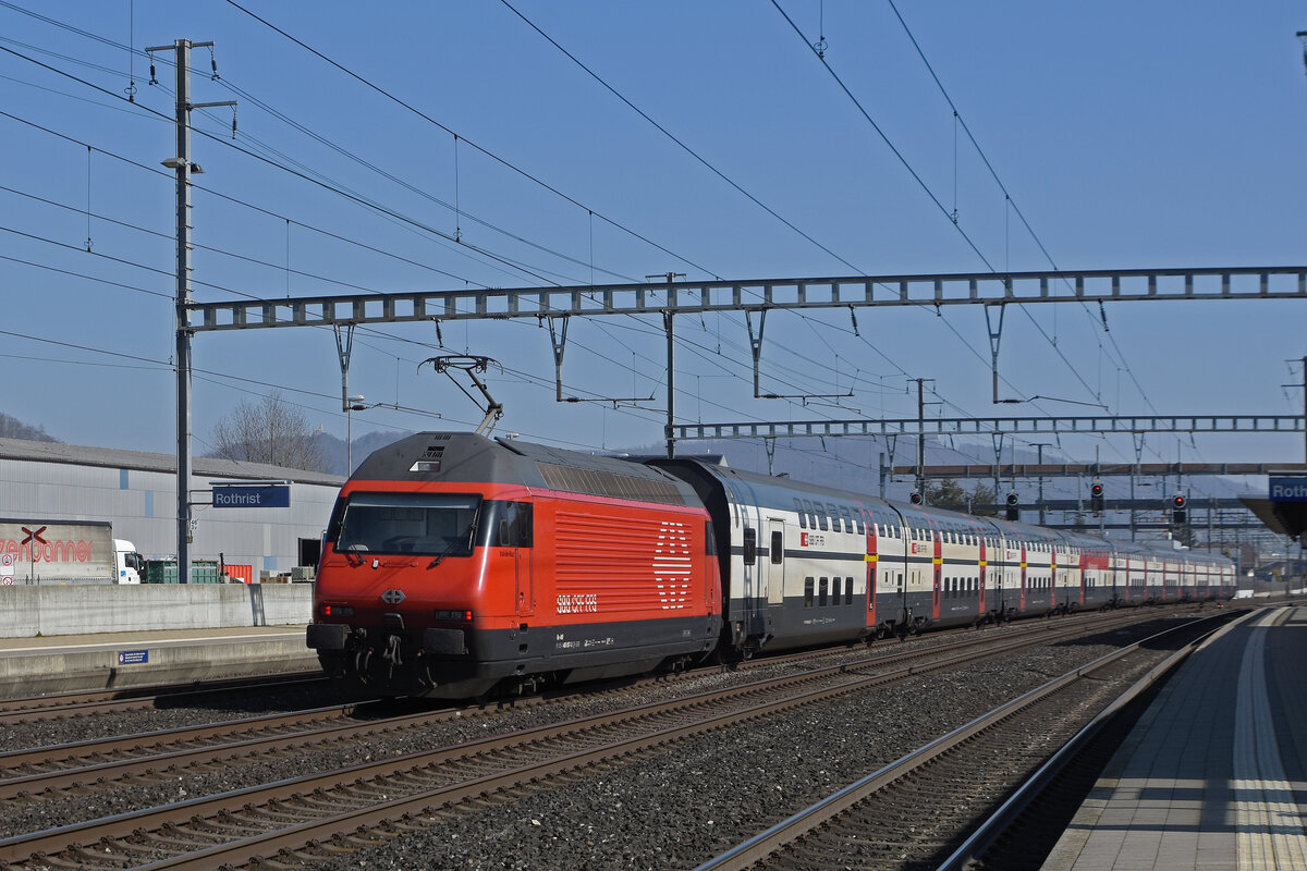 Re 460 057-3 durchfährt den Bahnhof Rothrist. Die Aufnahme stammt vom 10.03.2022.