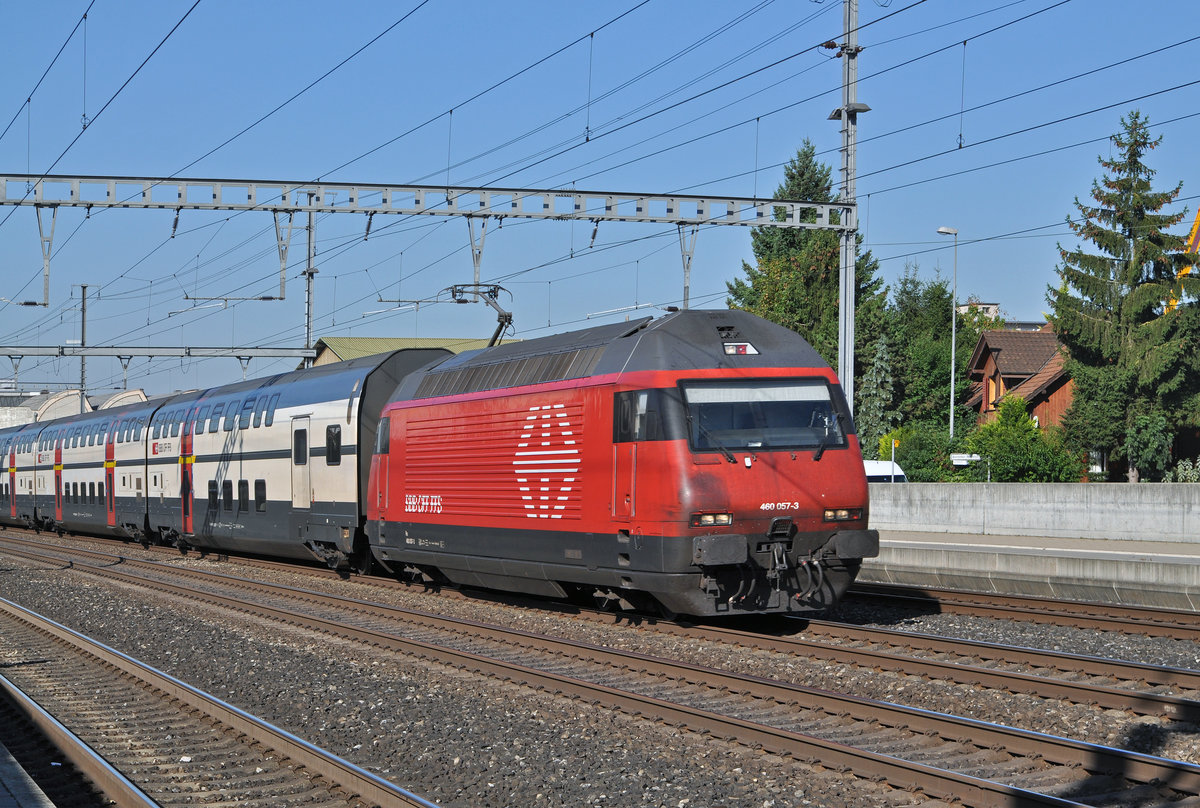 Re 460 057-3 durchfährt den Bahnhof Rothrist. Die Aufnahme stammt vom 25.08.2016.