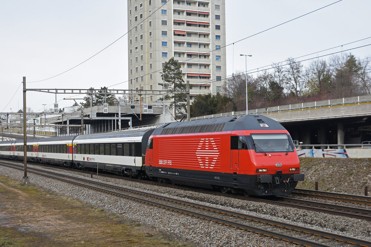 Re 460 057-3 fährt Richtung Bahnhof Muttenz. Die Aufnahme stammt vom 08.02.2019.