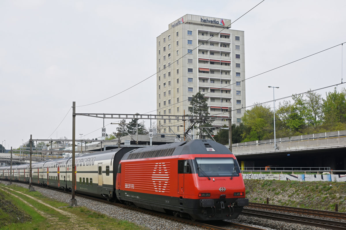 Re 460 057-3 fährt Richtung Bahnhof SBB. Die Aufnahme stammt vom 13.04.2019.